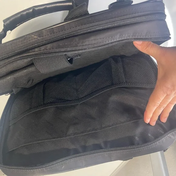 Targus Two-Tone Laptop Bag - Picture 6 of 11